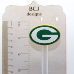 Show your team spirit with this Green Bay Packers straw topper! Perfect for game days, tailgates, or any fan gathering, this topper adds a fun, sporty touch to drinks for kids and adults alike. Durable and lightweight, it’s easy to clip onto any standard straw. Collect it for your tailgate set, or gift to a Packers fan for birthdays, holidays, or special events. Fits 10mm straws Lightweight and durable for repeated use Fun collectible for Green Bay Packers fans Ideal for parties, game days, or gifts