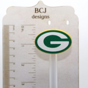 Show your team spirit with this Green Bay Packers straw topper! Perfect for game days, tailgates, or any fan gathering, this topper adds a fun, sporty touch to drinks for kids and adults alike. Durable and lightweight, it’s easy to clip onto any standard straw. Collect it for your tailgate set, or gift to a Packers fan for birthdays, holidays, or special events. Fits 10mm straws Lightweight and durable for repeated use Fun collectible for Green Bay Packers fans Ideal for parties, game days, or gifts