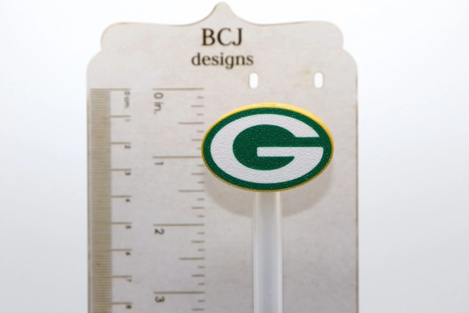 Show your team spirit with this Green Bay Packers straw topper! Perfect for game days, tailgates, or any fan gathering, this topper adds a fun, sporty touch to drinks for kids and adults alike. Durable and lightweight, it’s easy to clip onto any standard straw. Collect it for your tailgate set, or gift to a Packers fan for birthdays, holidays, or special events. Fits 10mm straws Lightweight and durable for repeated use Fun collectible for Green Bay Packers fans Ideal for parties, game days, or gifts