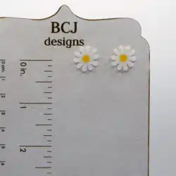 Daisy stud earrings with detailed petals and cheerful design.
