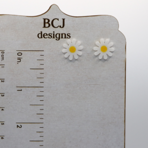 Daisy stud earrings with detailed petals and cheerful design.